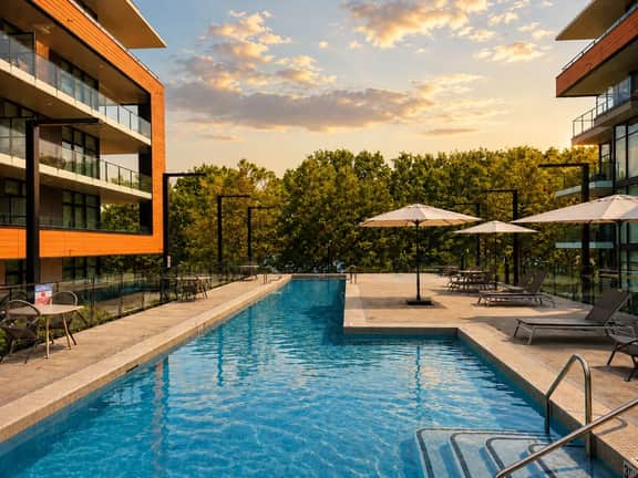 Paloma | Resort-Style Lakeshore Condo with Pool - Image 4